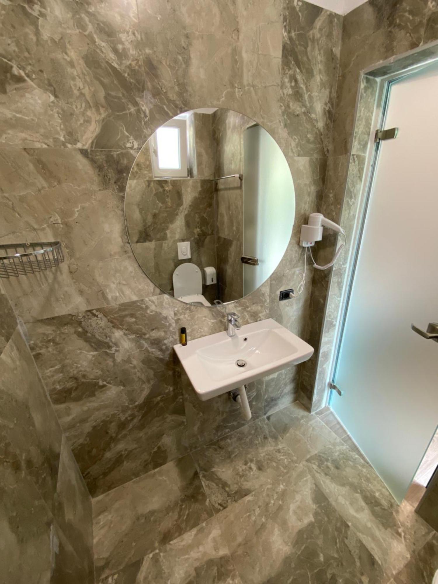 Venis Hotel Tiranë Bilik gambar